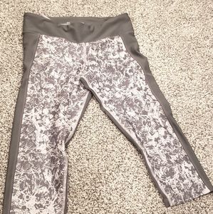 Like new Under Armour capri workout pants
